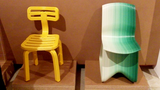 'Chubby chair' y 'Flow open rocking chair' (the endless process) diseñada por Dirk Vander Kooij, cada silla es fabricada en plástico reciclado en un único fundido