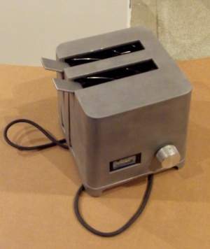 'Optimist toaster', es un tostador fundido en puro aluminio que por su robustez promete durar para siempre. Sin embargo esta  puede ser fundido una vez es inservible