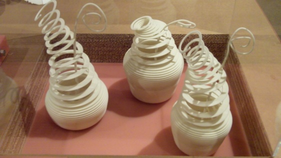 'Floreros saltarines' por Ron Arad, de la serie 'Not made by hand, not made in China'. ejemplos de unos de los primeros productos comerciales hechos en 3D print. 
